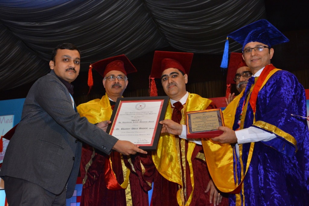 Dhiraj Bhandari receives Dr Vijayalaxmi Kamat award